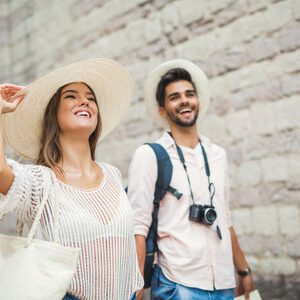 86369887-joven-turista-disfrutar-de-turismo-y-explorar-la-ciudad